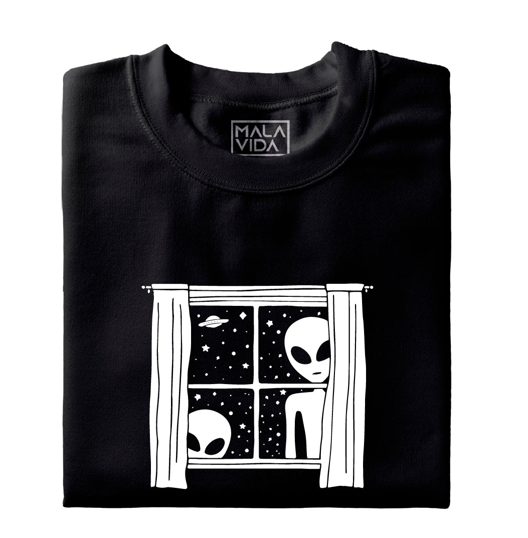 Aliens mirando por tu ventana