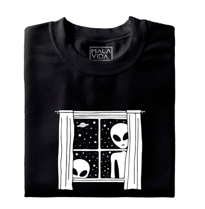 Aliens mirando por tu ventana